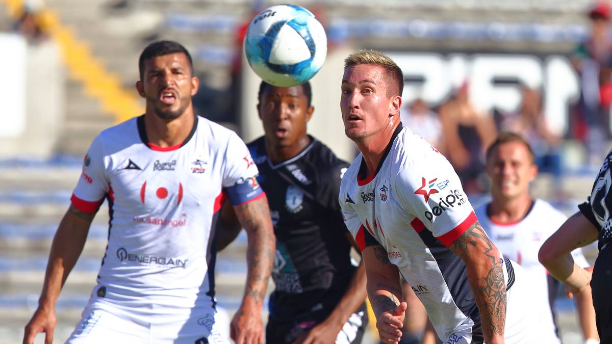 Leo Ramos disputa una pelota.
