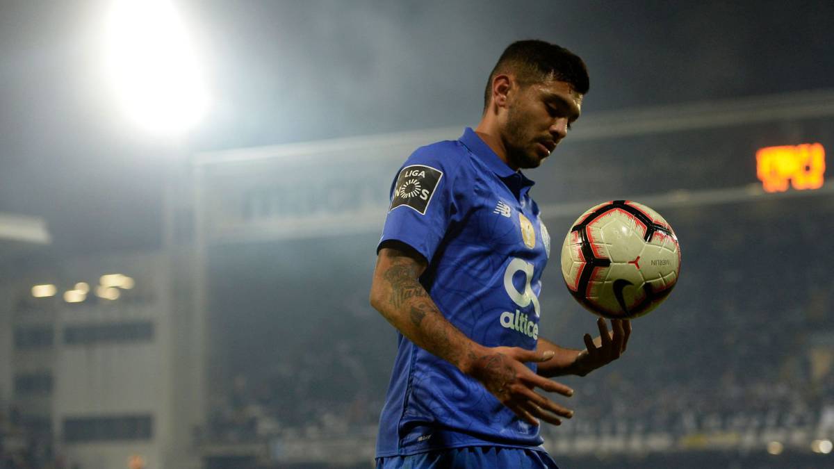 Jesús Corona "Tecatito" sostiene el balón en las manos al fin del Vitoria Guimaraes - Porto