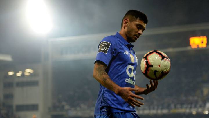 Jesús Corona "Tecatito" sostiene el balón en las manos al fin del Vitoria Guimaraes - Porto