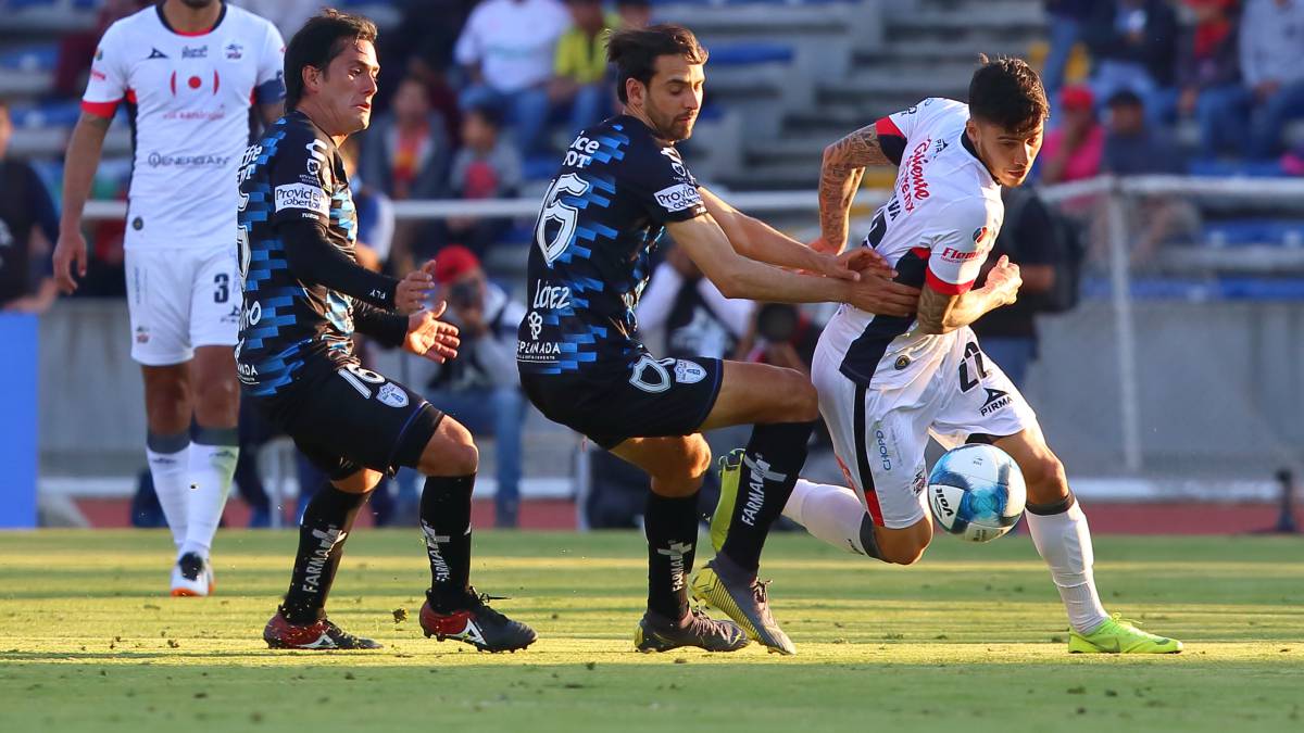 Luiz da Silva pelea el balón con Raúl López.