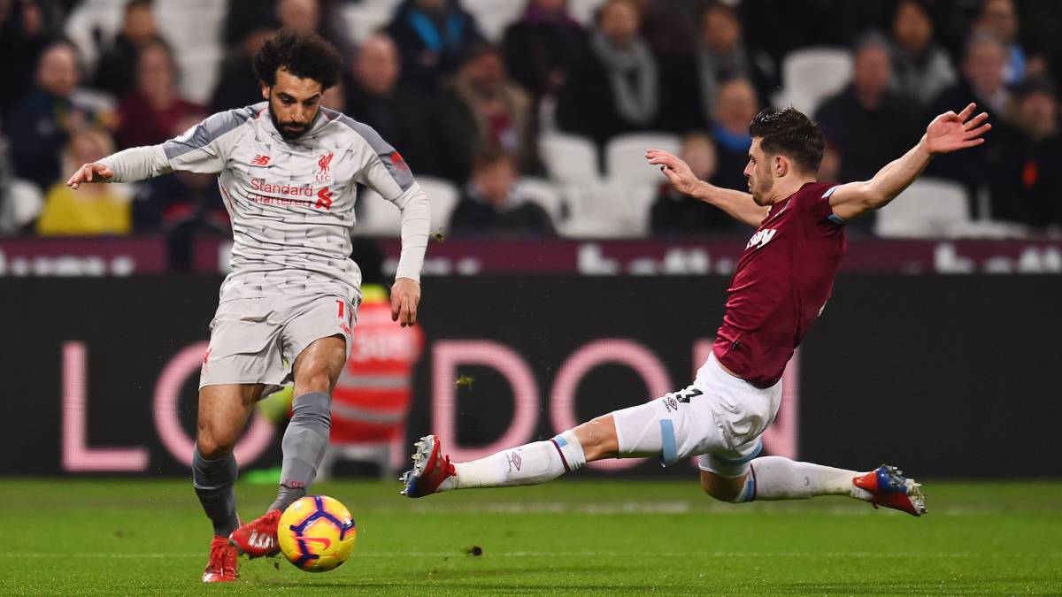 Mohamed Salah conduce el balón en el London Stadium ante la barrida de un defensa del West Ham
