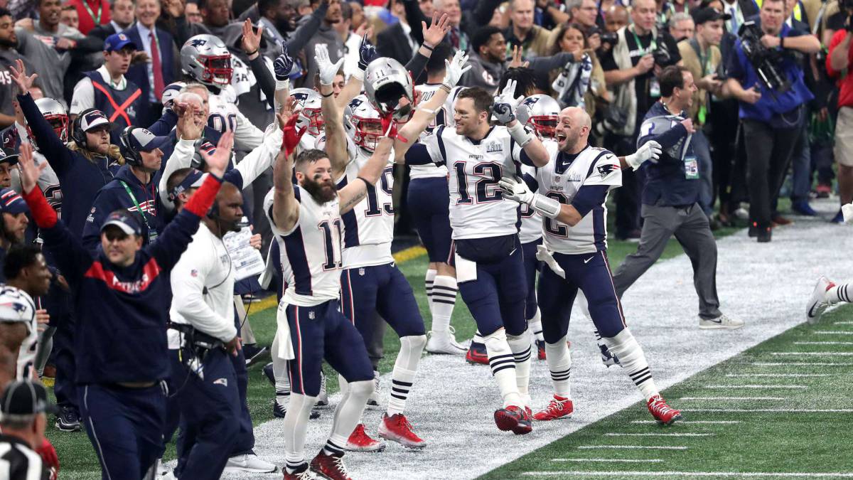 Los jugadores de Nueva Inglaterra celebran junto a su banca