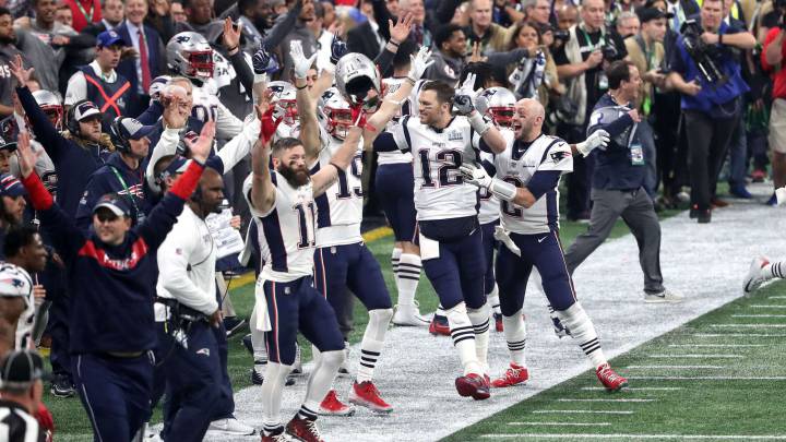 Los jugadores de Nueva Inglaterra celebran junto a su banca
