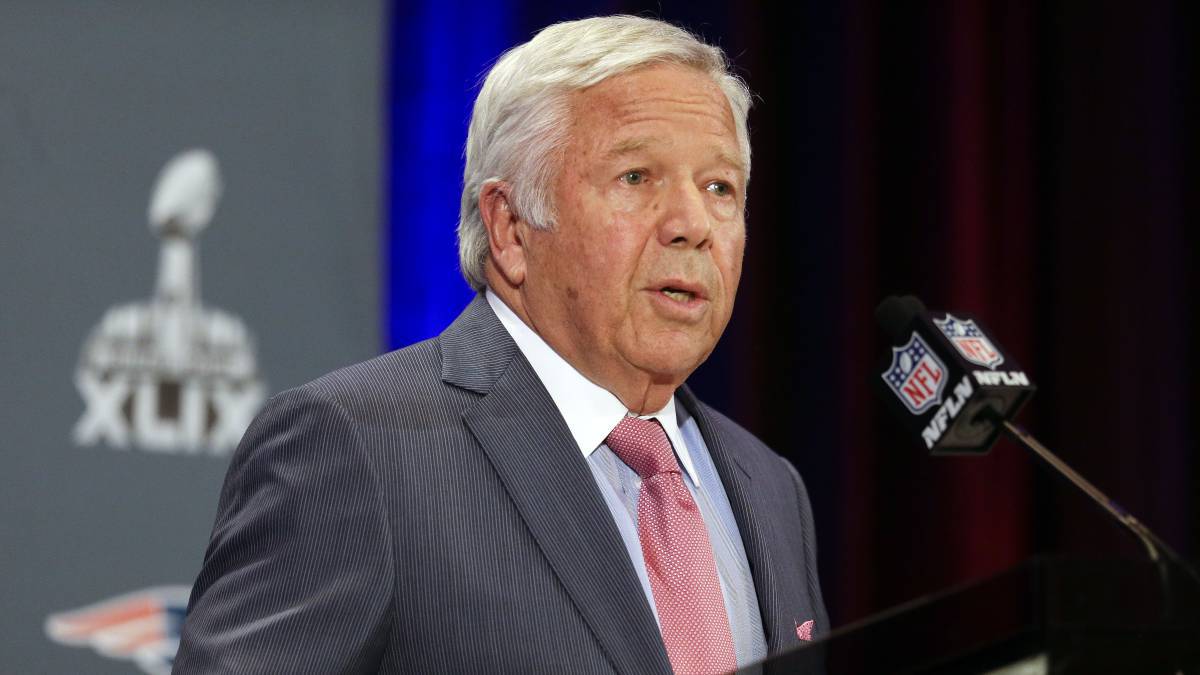 Robert Kraft durante una conferencia de prensa.