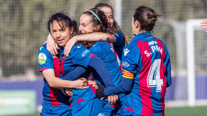 Charlyn Corral abrazada por sus compañeras de equipo