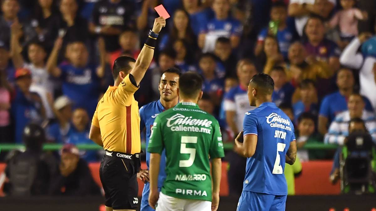 Yoshimar Yotún recibe tarjeta roja durante el duelo contra León.