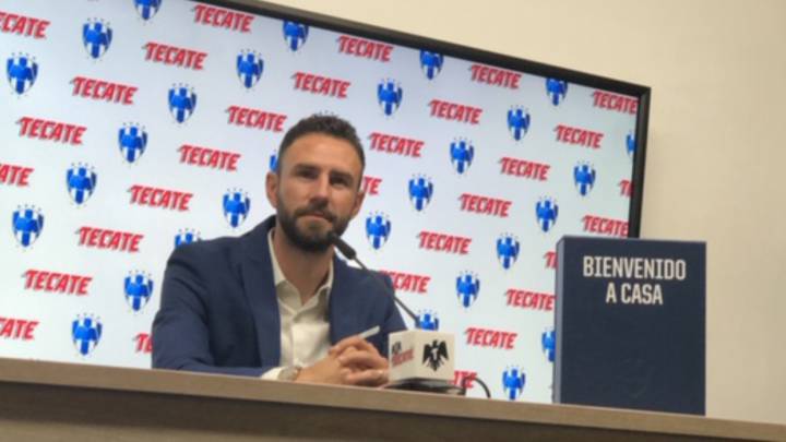 Layún se mostró feliz en su presentación, acto que fue en el Estadio BBVA Bancomer, la casa albiazul y en donde estuvo acompañado por su familia.
