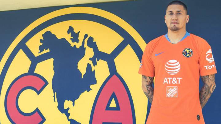 Nico Castillo posa junto al escudo del América en Coapa.