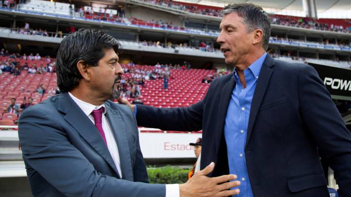 El entrenador de Chivas, José Cardozo (i), saluda a su homólogo de Veracruz, Robert Dante Siboldi (d), este lunes durante el juego correspondiente a la jornada 5 del torneo mexicano de fútbol, celebrado en el estadio Akron, en la ciudad de Guadalajara