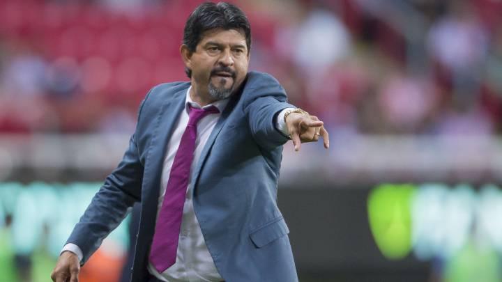 José Cardozo da indicaciones a sus pupilos durante un partido.