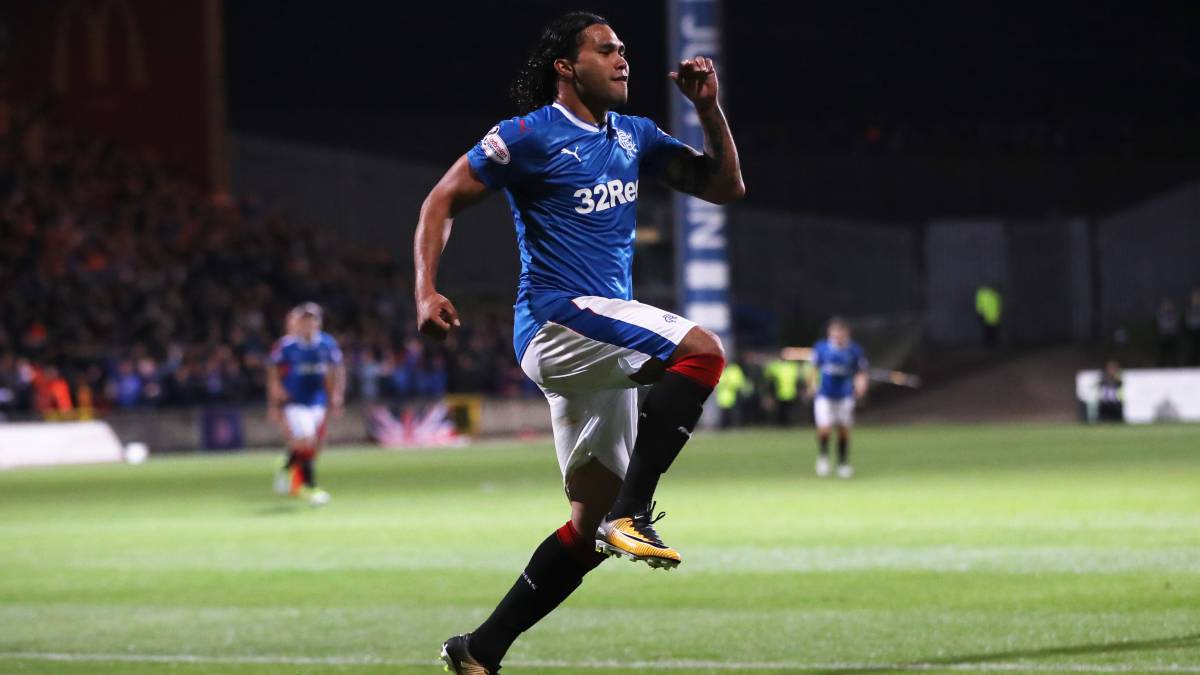 Carlos 'Gullit' Peña festeja con los Rangers