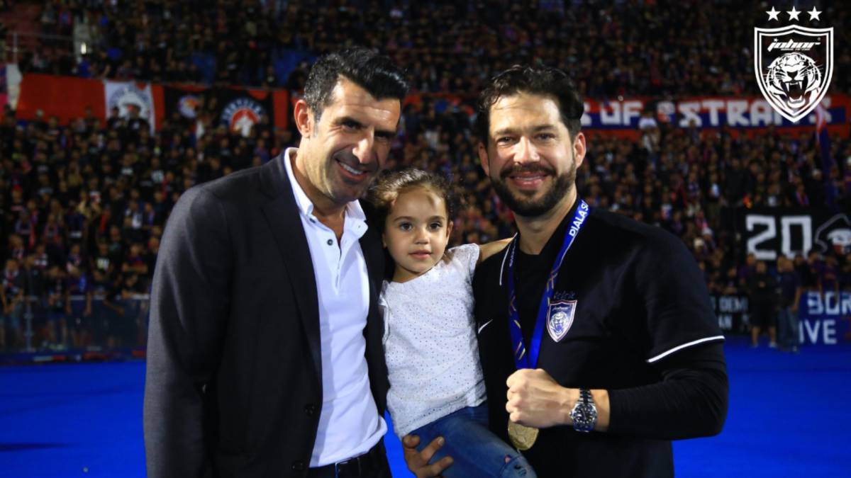 Benjamín Mora campeón en Malasia, a lado, Luis Figo