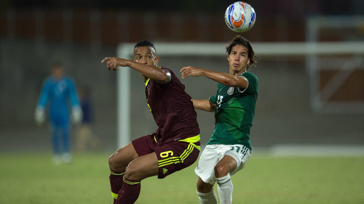 Diego Lainez enfrentando a Venezuela