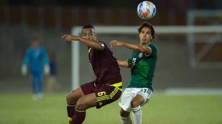 Diego Lainez enfrentando a Venezuela