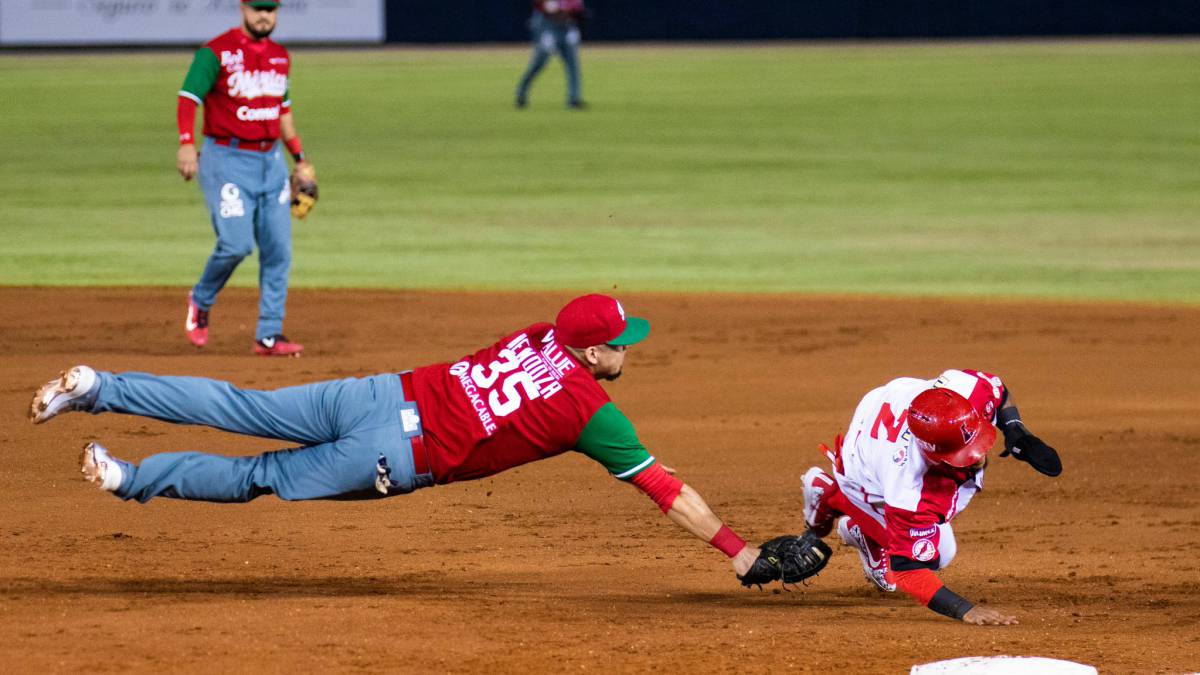 Víctor Mendoza saca out en primera con México