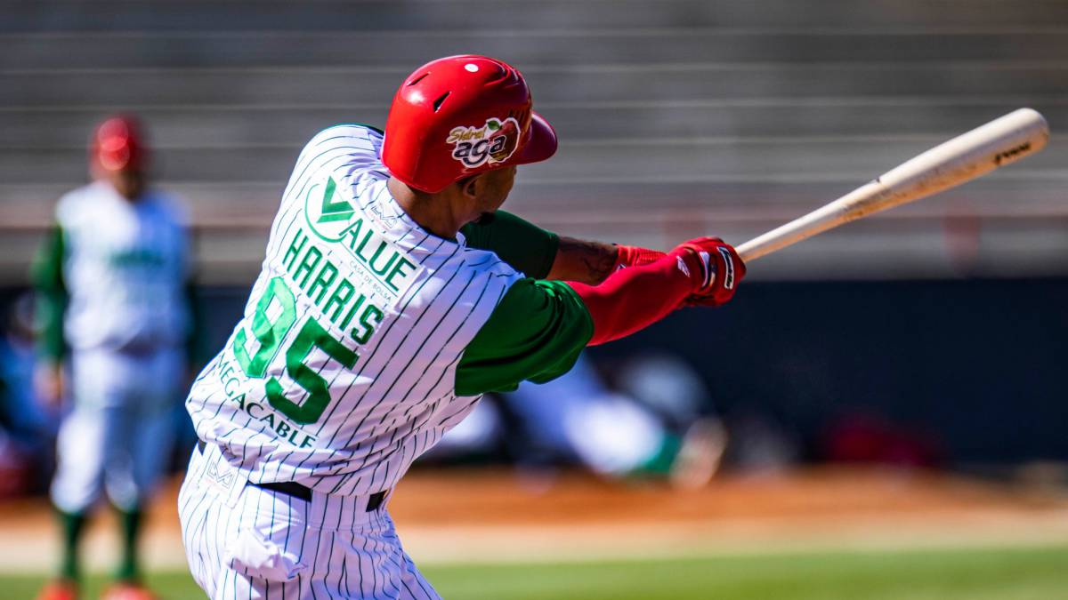 Alonzo Harris bateando con México
