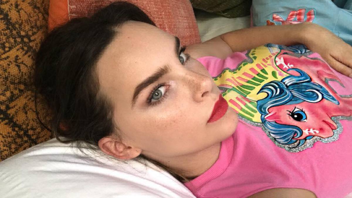 Belinda luciendo blusa rosa