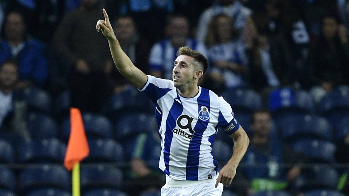 Héctor Herrera celebra un gol con el Porto.