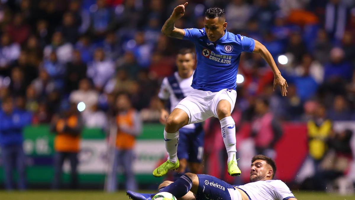 Yoshimar Yotún en el juego de la Jornada 1 contra Puebla