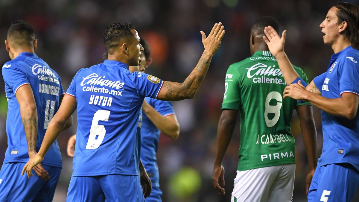 Los jugadores de Cruz Azul celebran tras el autogol de León