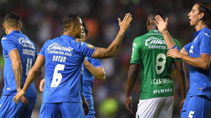 Los jugadores de Cruz Azul celebran tras el autogol de León