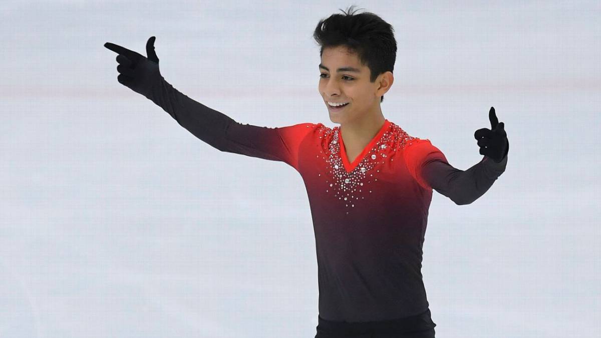Donovan Carrillo durante una rutina de patinaje artístico.
