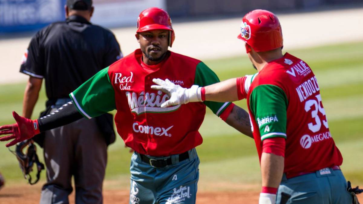 Alonzo Harris anota una carrera para México en el juego contra Cuba