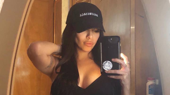 Jimena Sánchez posando ante espejo