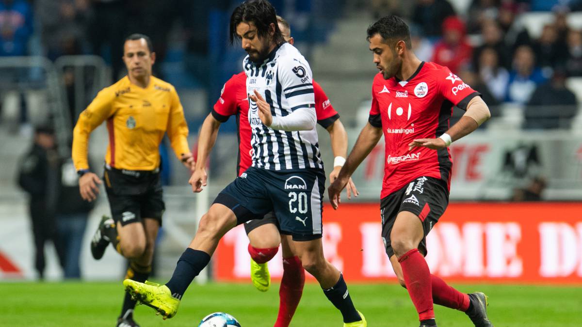 Rodolfo Pizarro durante un partido con Monterrey