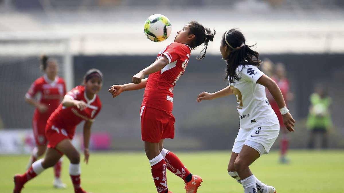 Natalia Mauleón de Toluca controlando el balón