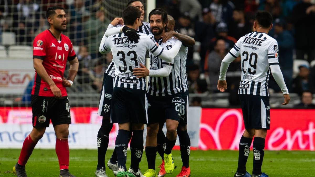 Rodolfo Pizarro festeja con sus compañeros en Monterrey