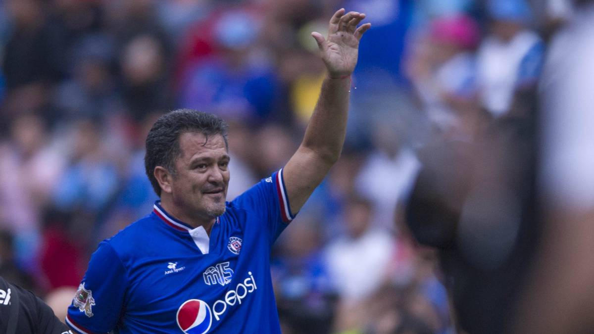 Carlos Hermosillo durante un partido de leyendas entre Cruz Azul y América