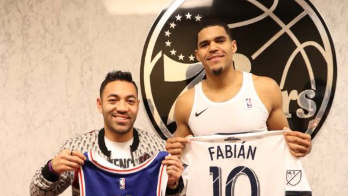 Marco Fabián visita a los 76ers en juego contra Lakers