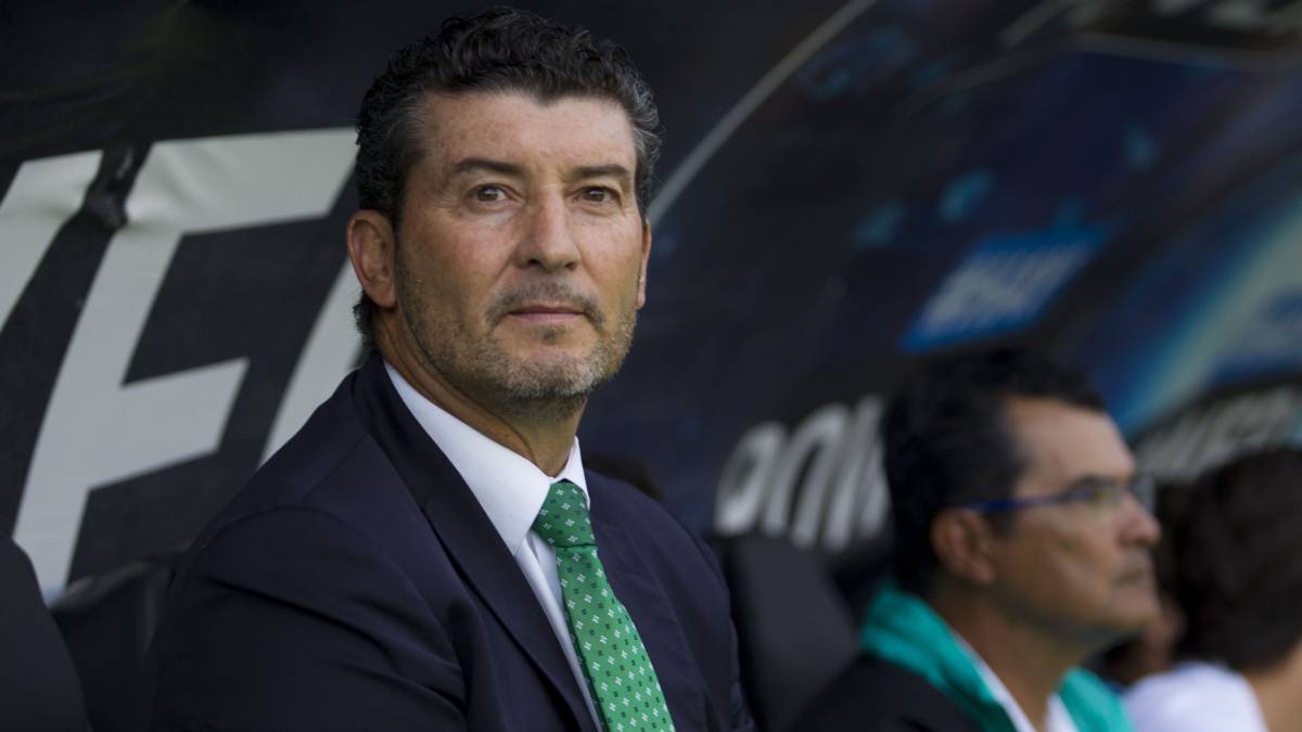 José Manuel de la Torre en un partido con su último equipo, Santos