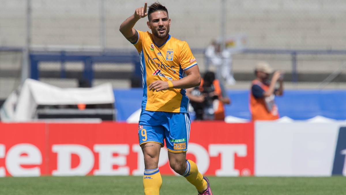 Andy Delort festeja gol con Tigres contra Pumas en C.U.