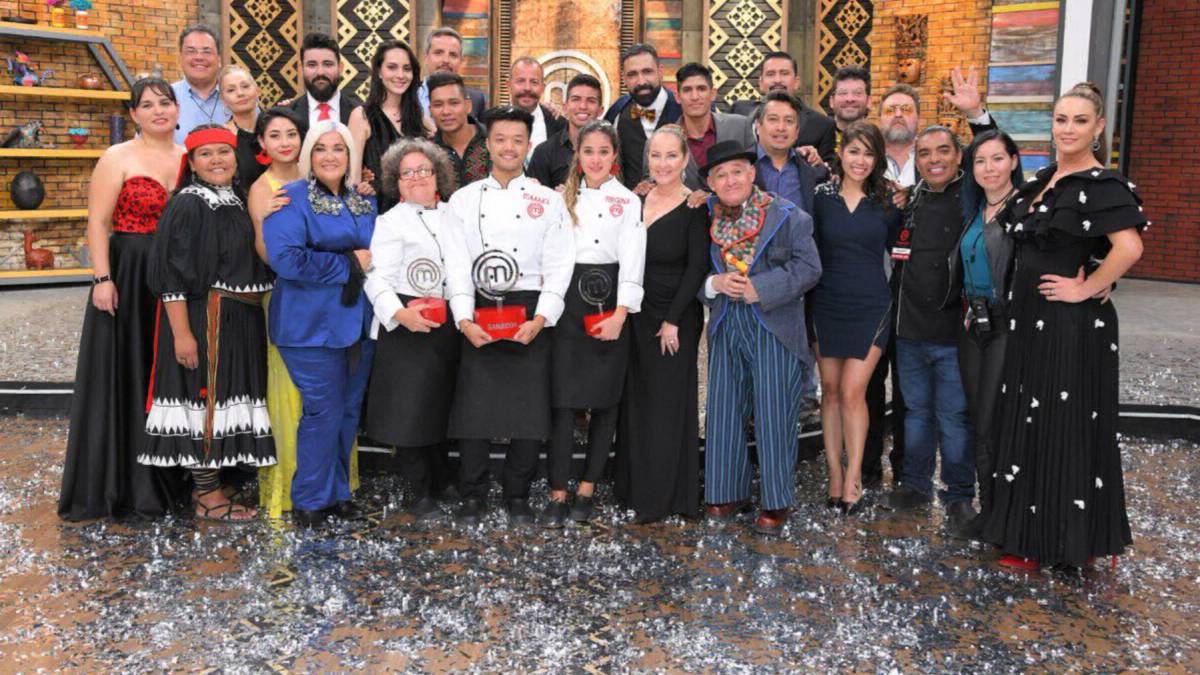 El elenco de MasterChef México posa para una foto, en el centro se encuentra el ganador Ismael.