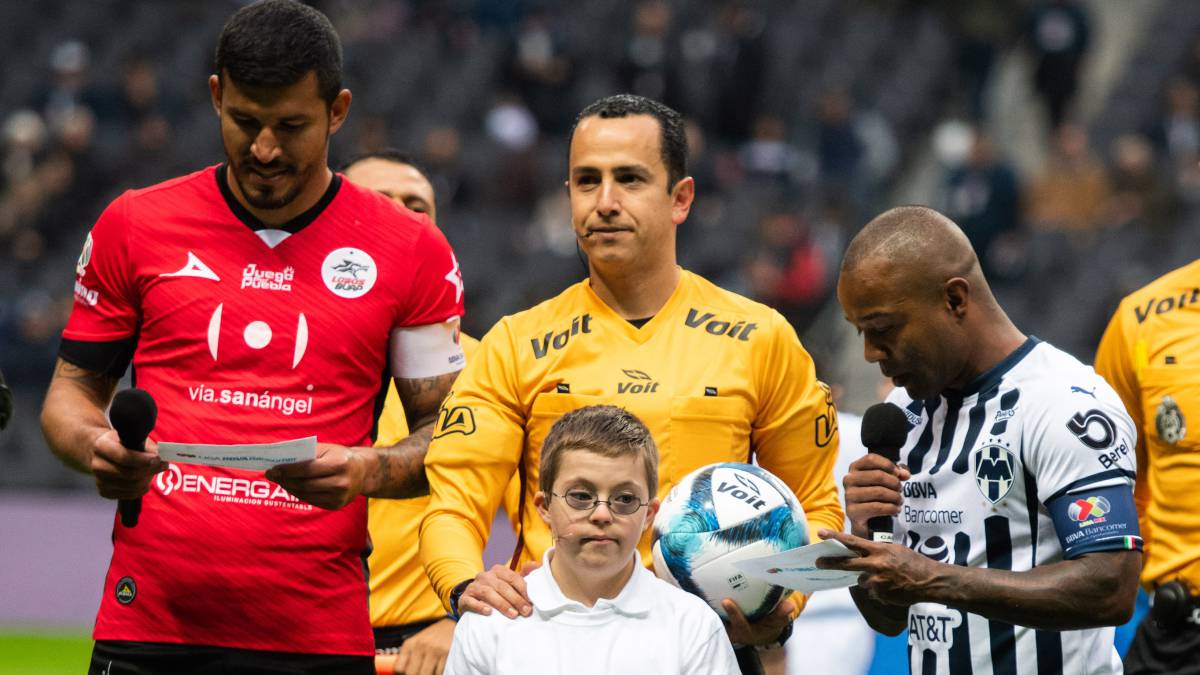 Previo al duelo entre Monterrey y Lobos BUAP, Eduardo Galván ayudó a un niño a decir el protocolo de la Liga MX, hecho que desató los aplausos de la afición.