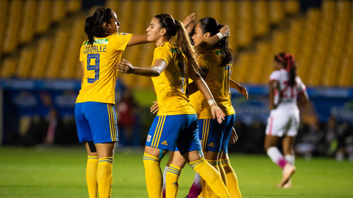 Jugadoras de Tigres celebrando anotación