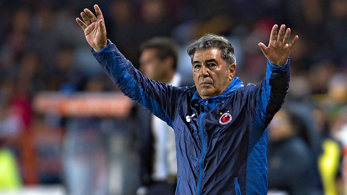 Carlos Reinoso en su área técnica durante un partido con Veracruz.