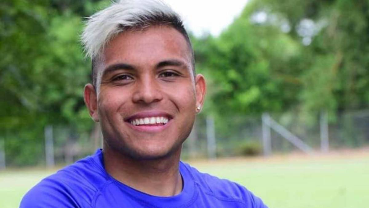 Mario Arrieta posa para una foto con la camiseta del Orsomarso.