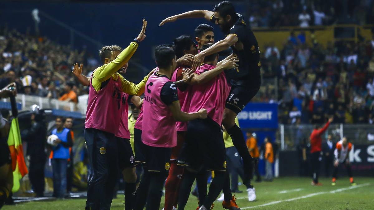 Jugadores de Dorados celebran un gol.