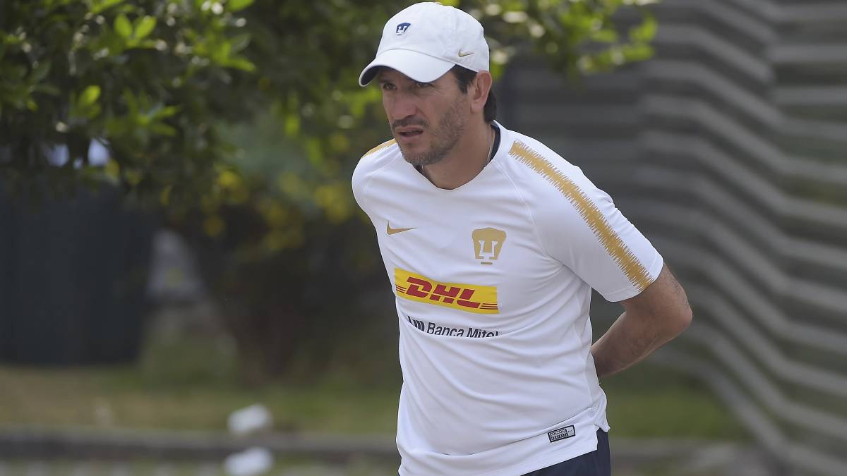 Bruno Marioni camina durante un entrenamiento como estratega de Pumas.