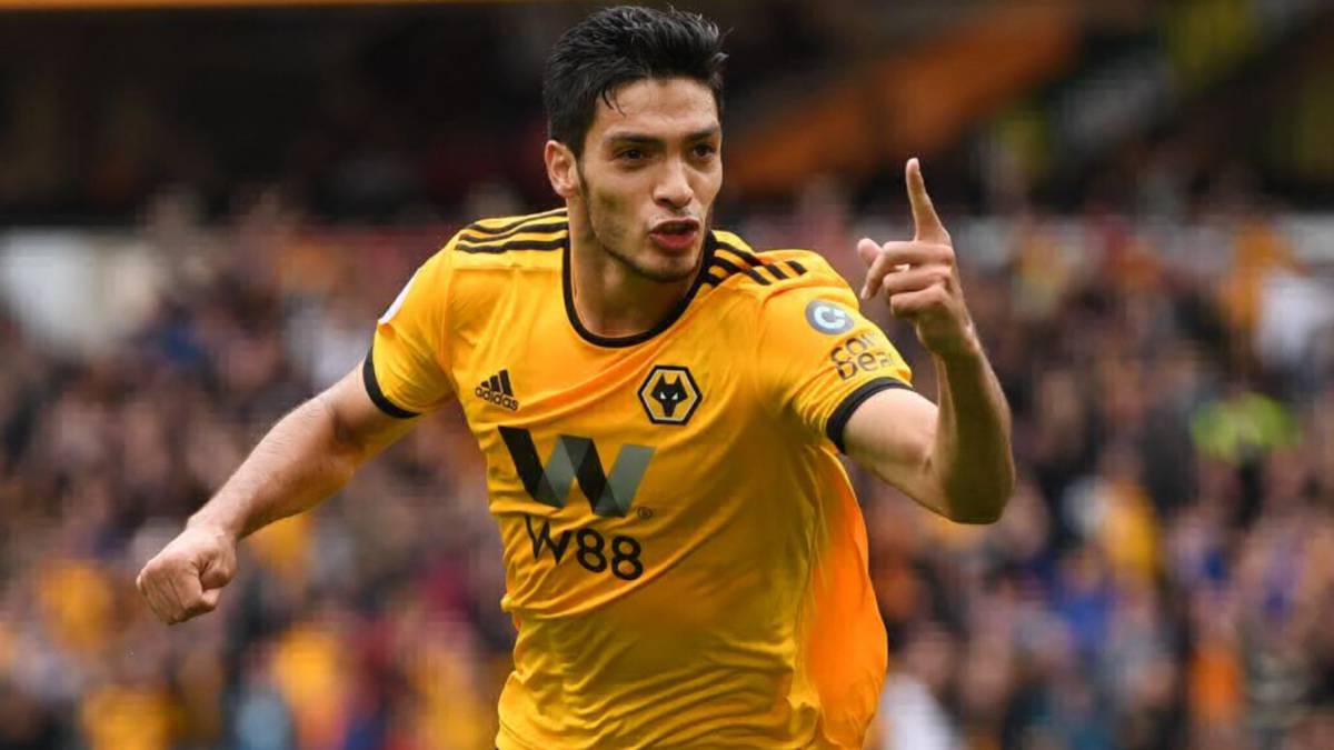 Raúl Jiménez celebra un gol con los Wolves.