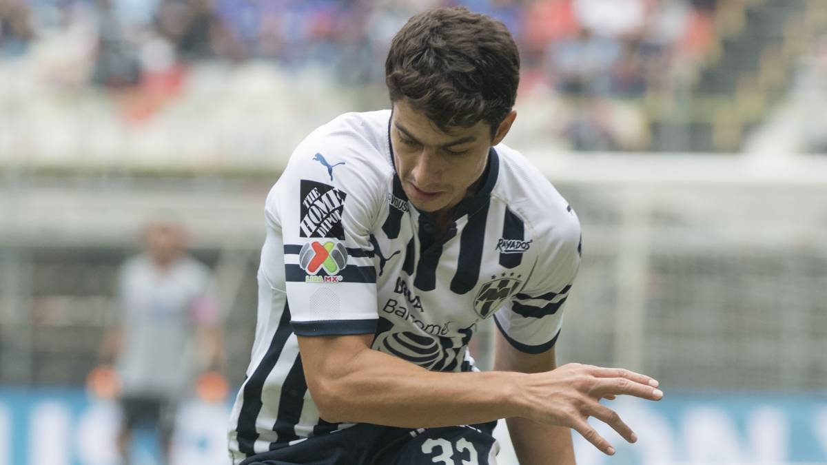 El jugador colombiano Stefan Medina juega un balón con Rayados de Monterrey