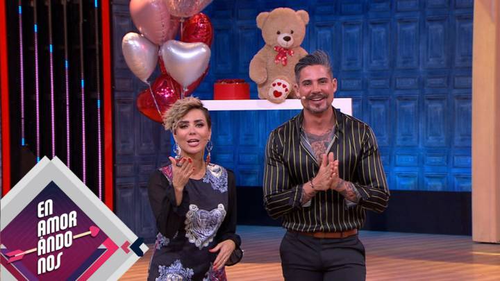 Carmen Muñoz y Adrián Cué, conductores de la emisión Enamorándonos