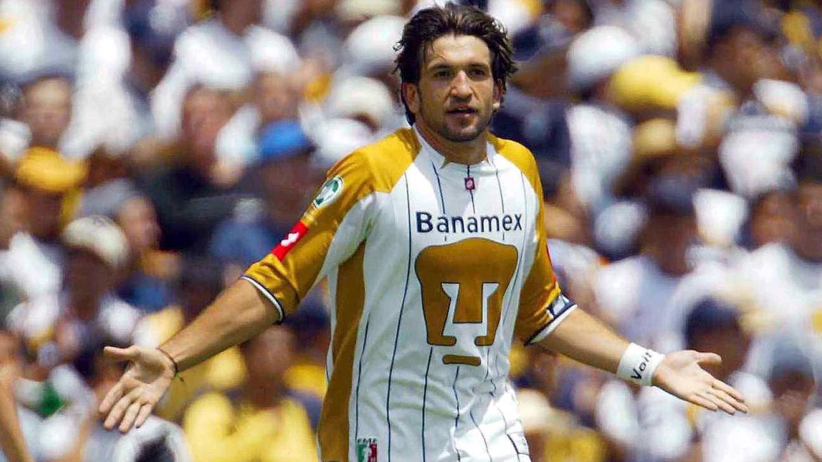 Francisco Fonseca celebra un gol con los Pumas.