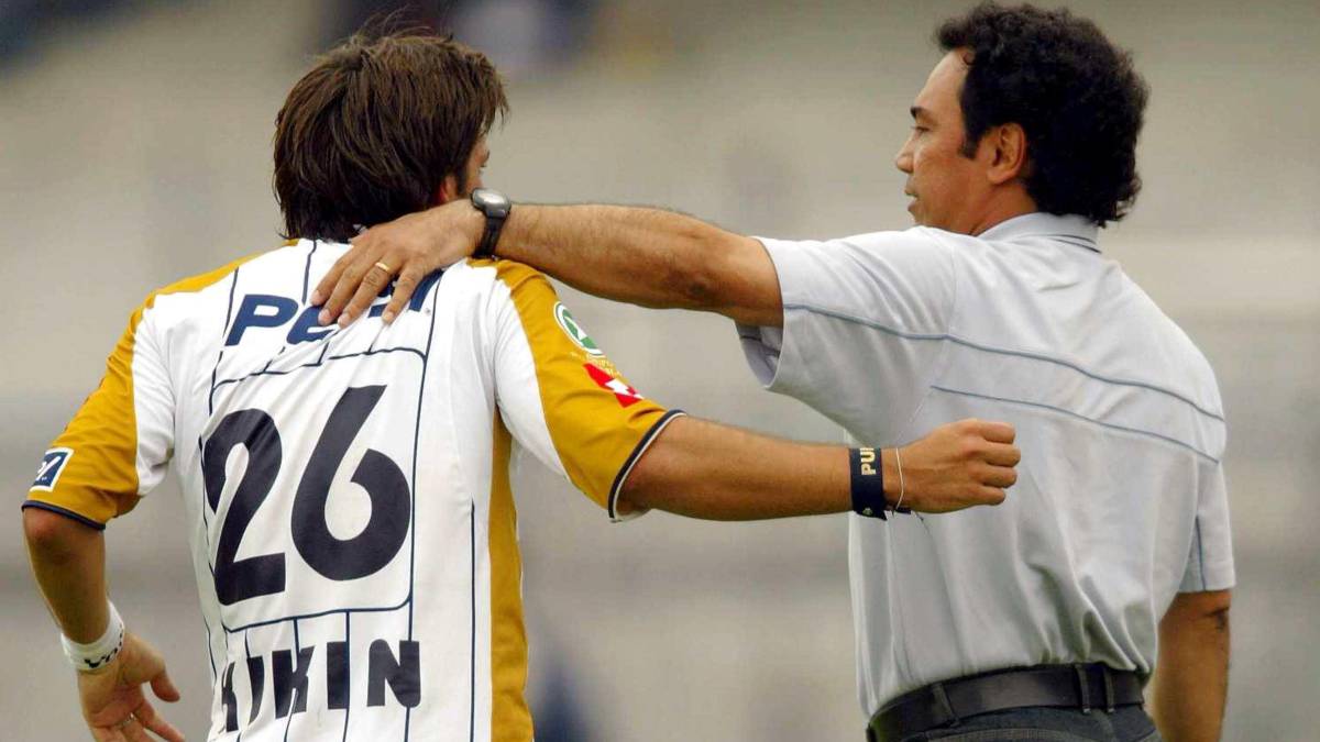 Francisco Fonseca y Hugo Sánchez se abrazan en un festejo.