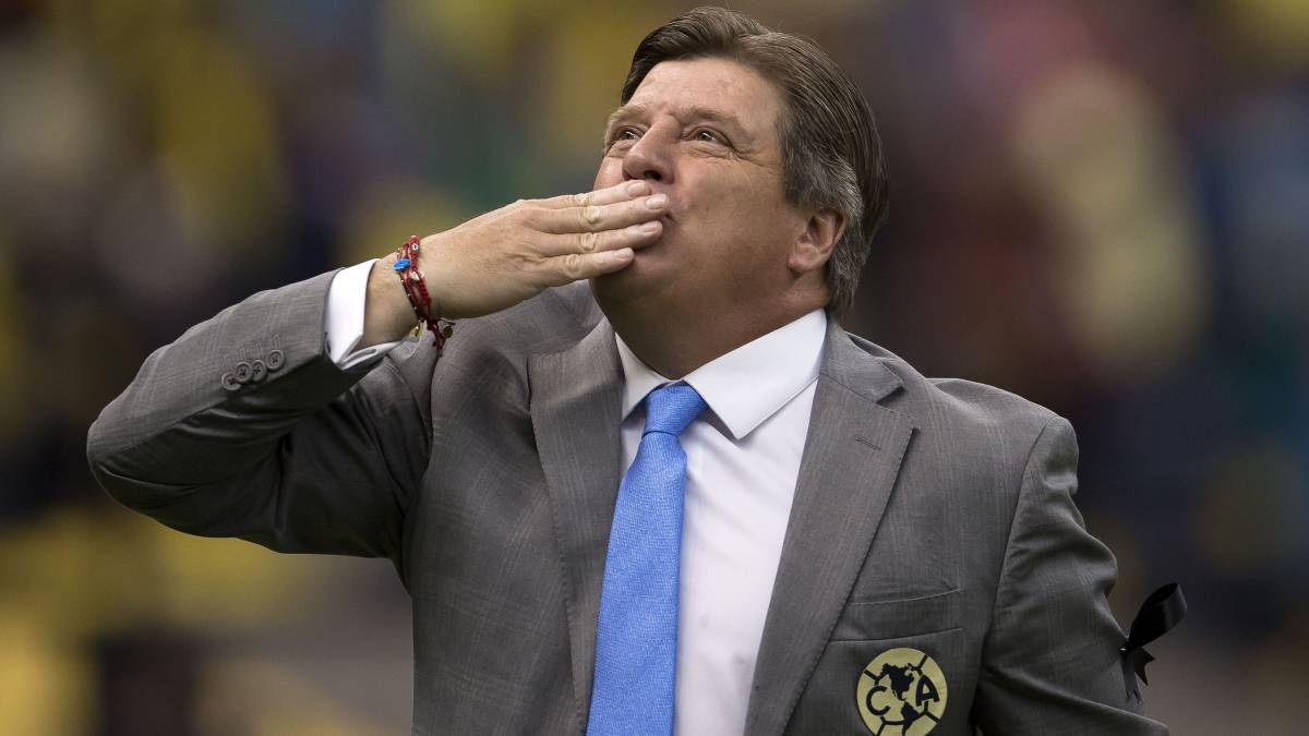 Miguel Herrera manda beso a la tribuna con América