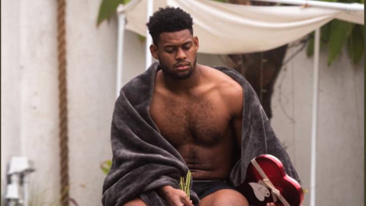 JuJu Smith-Schuster a la orilla de una alberca