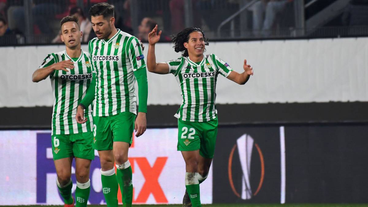 Diego Lainez festeja su gol frente al Stade de Rennes